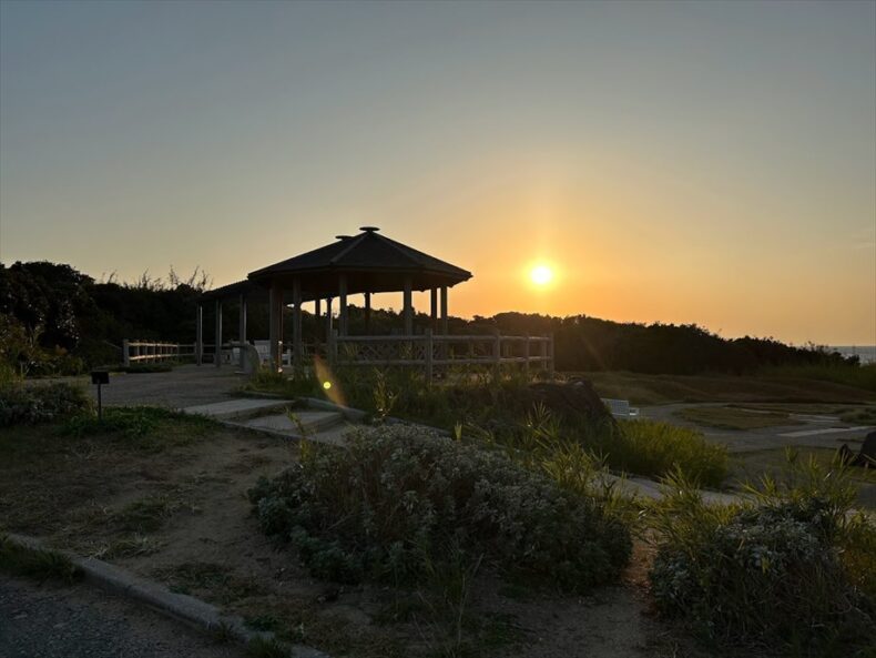 夕暮れの角島灯台公園