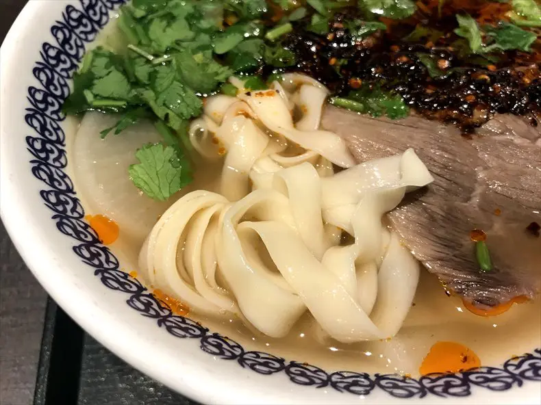 蘭州ラーメンの特徴こちらの麺は平打ち麺 （馬子禄 牛肉面）